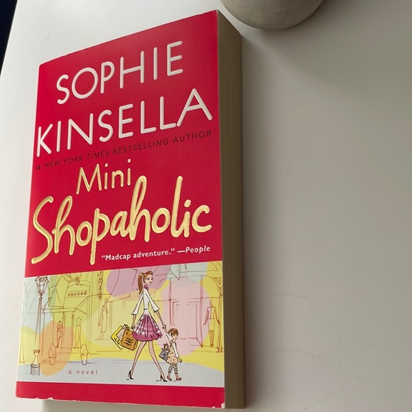 4 for $20 - Book - mini shopaholic by Sophie kinsella - Picture 3 of 8